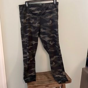 Athleta Ultimate Camo 7/8 tight sz L EUC